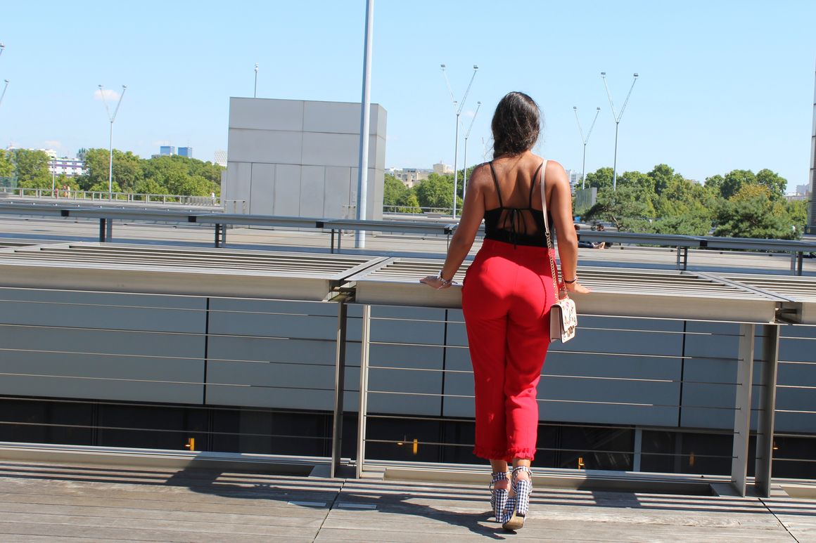lilytoutsourire comment porter le pantalon rouge à froufrous